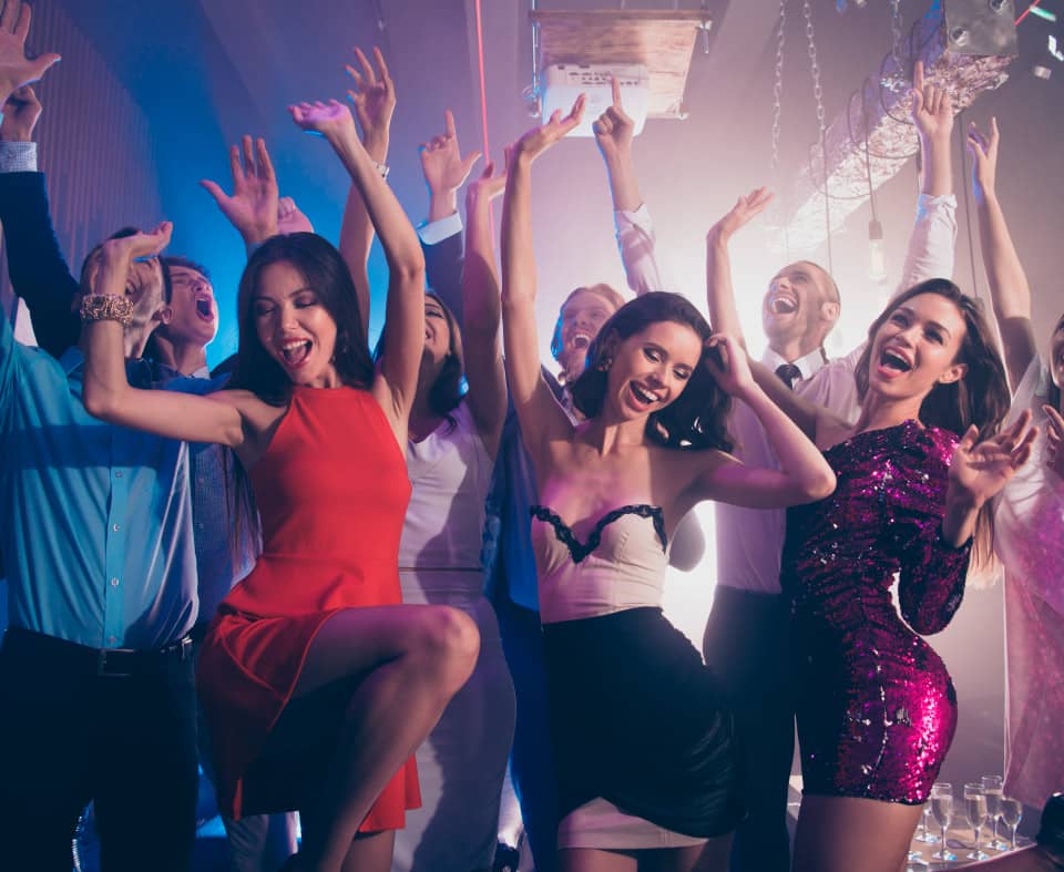 Pista de discoteca llena en la fiesta de Nochevieja