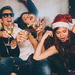 Copas y música en la noche de fin de año en Alicante