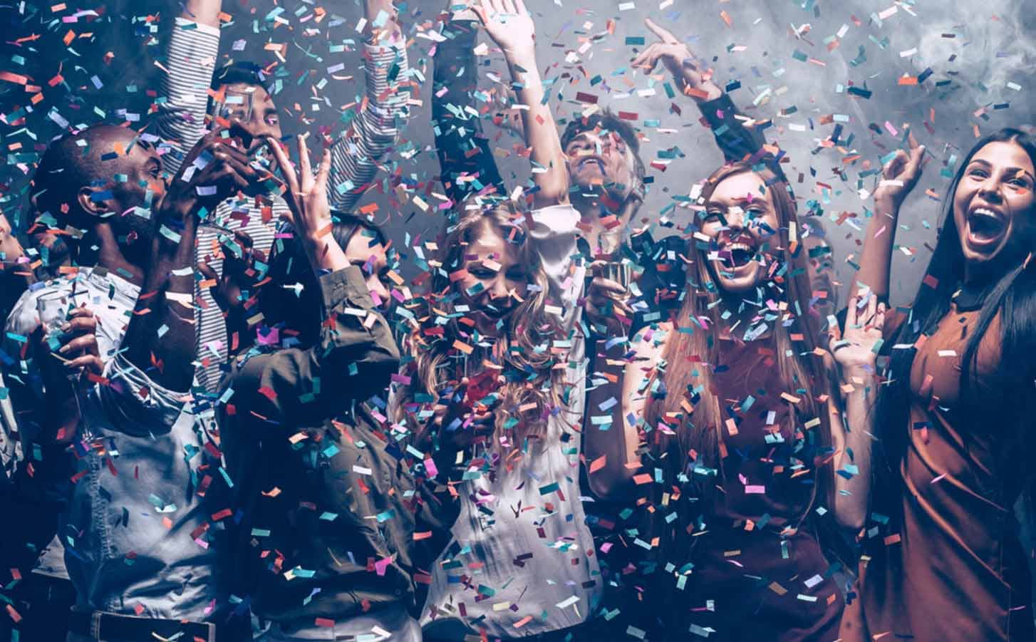 Lluvia de confeti sobre la pista en la fiesta de Nochevieja