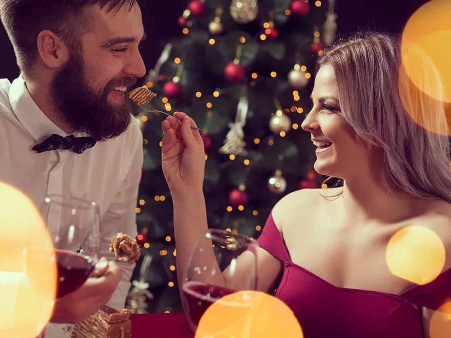 Cena elegante de fin de año en un hotel